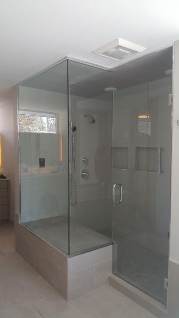 Frameless corner shower with a tiled bench