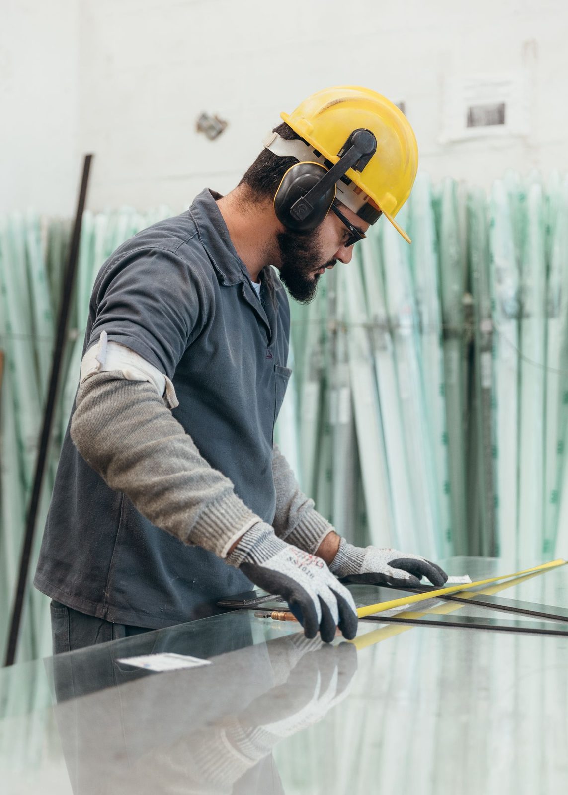 Fabricator measuring a glass sheet